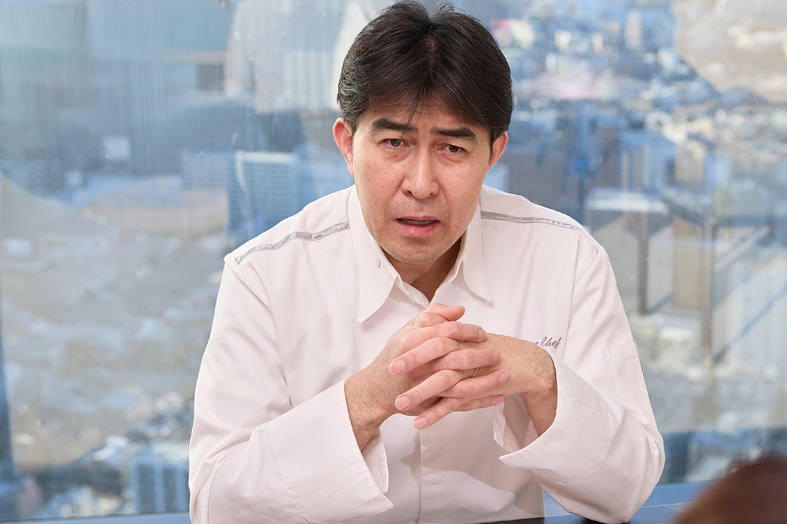 インタビューに応じるBELLUSTAR TOKYO料理長安保