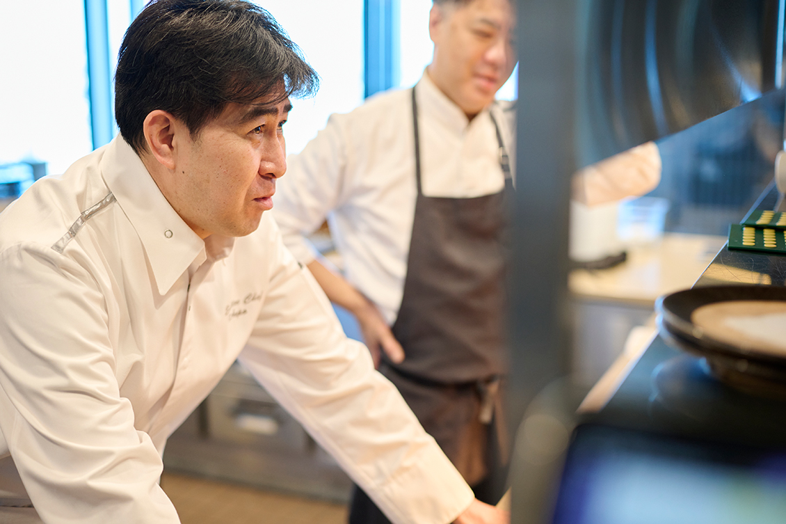 シェフを指導するBELLUSTAR TOKYO料理長安保