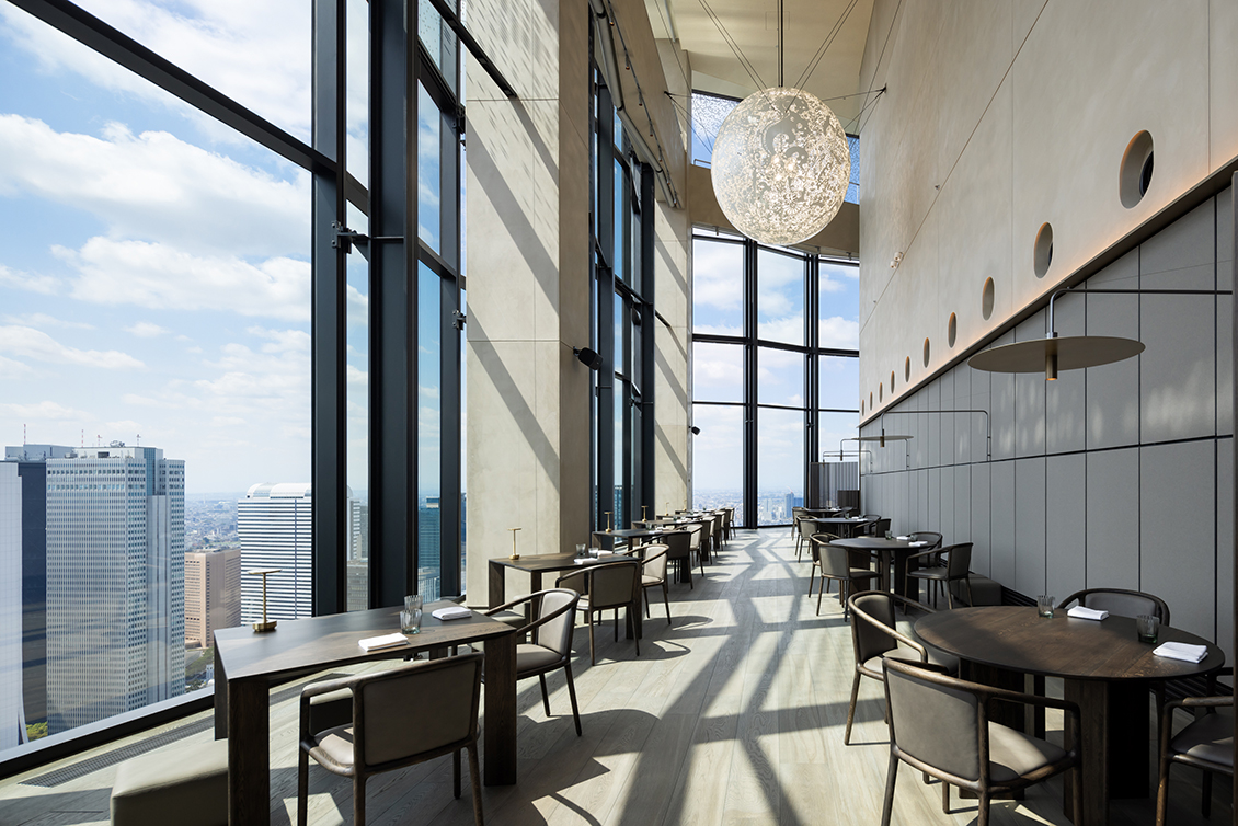 新宿の眺望が広がるRestaurant Bellustarの店内