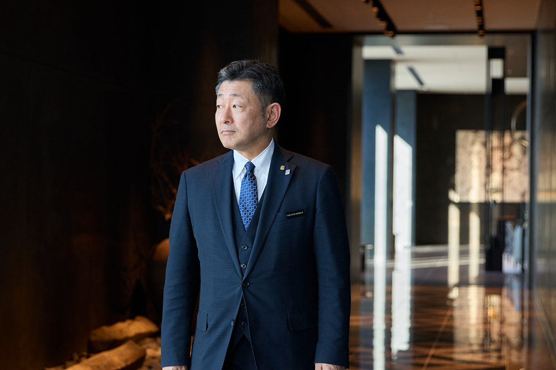 BELLUSTAR TOKYOのレセプションに立つ副総支配人 髙橋