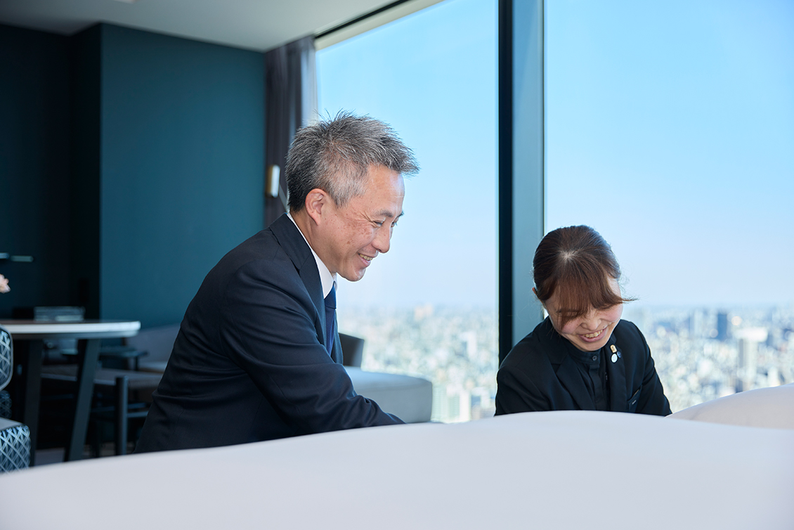 BELLUSTAR TOKYOの美しく整えられた客室とハウスキーピング支配人 田邉