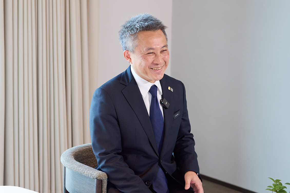 他部門のアソシエイツと連携するハウスキーピング支配人 田邉